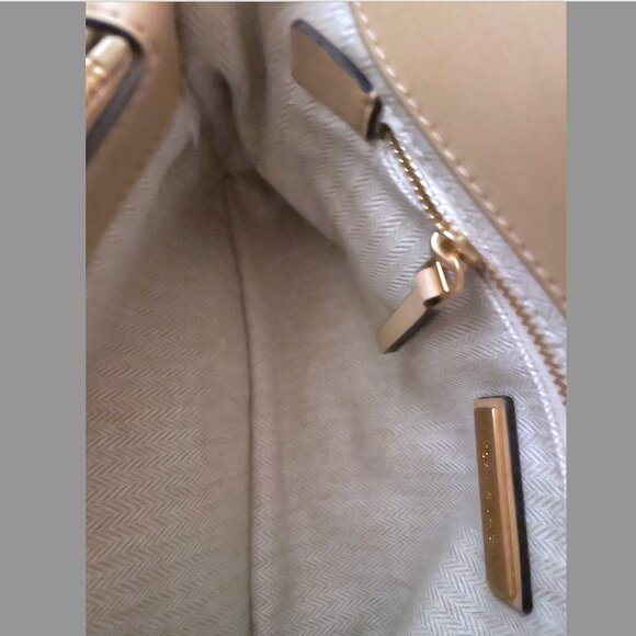 Tory Burch | Kira Chevron-Quilted Convertible Shoulder Bag - Picture 15 of 15